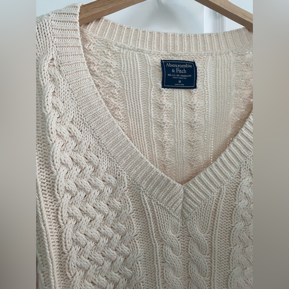 ABERCROMBIE - Cable-Knit V-Neck Cream Sweater - Size M - Picture 2 of 6